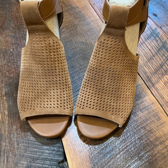 Marc Fisher Gabie Peep Toe Block Heel Sandals Women’s 8 – Tan Suede Perforated H - Picture 3 of 10